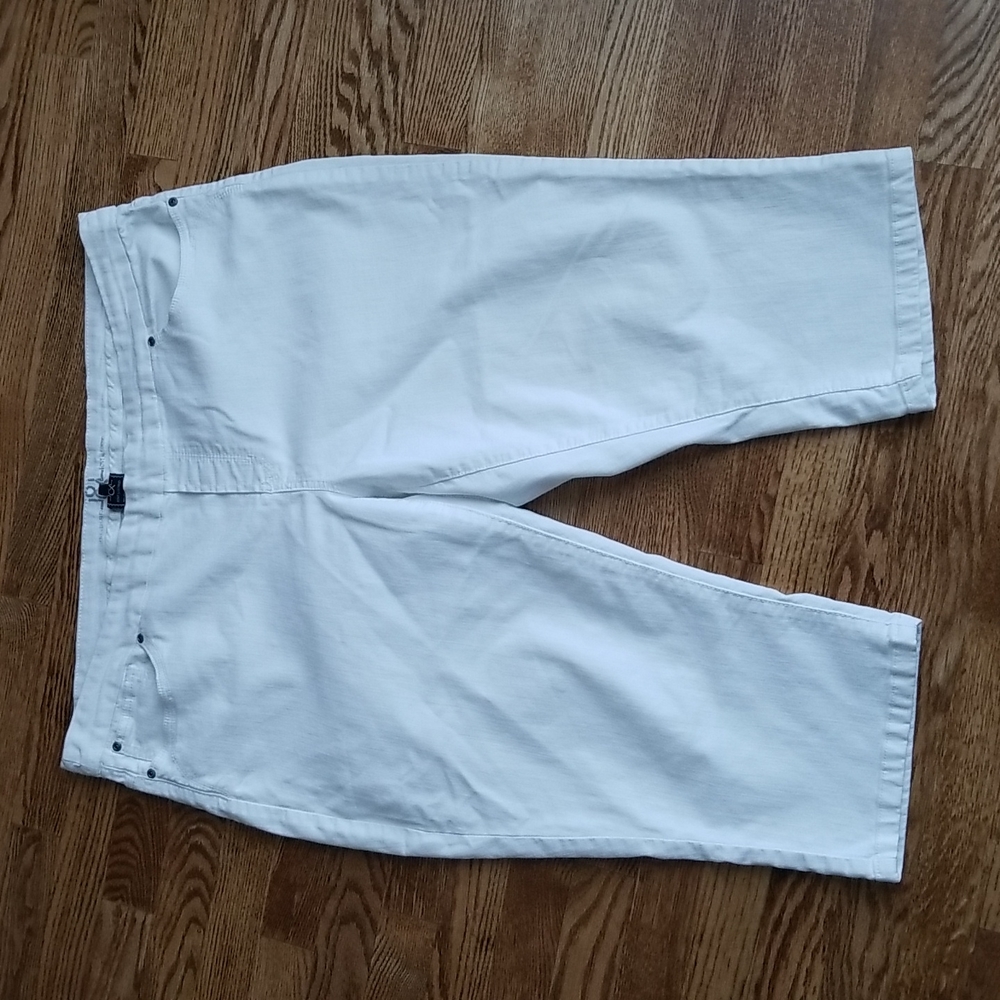 (22) Love & Legend Stretch Slim Fit Cotton Blend Capri with Pockets